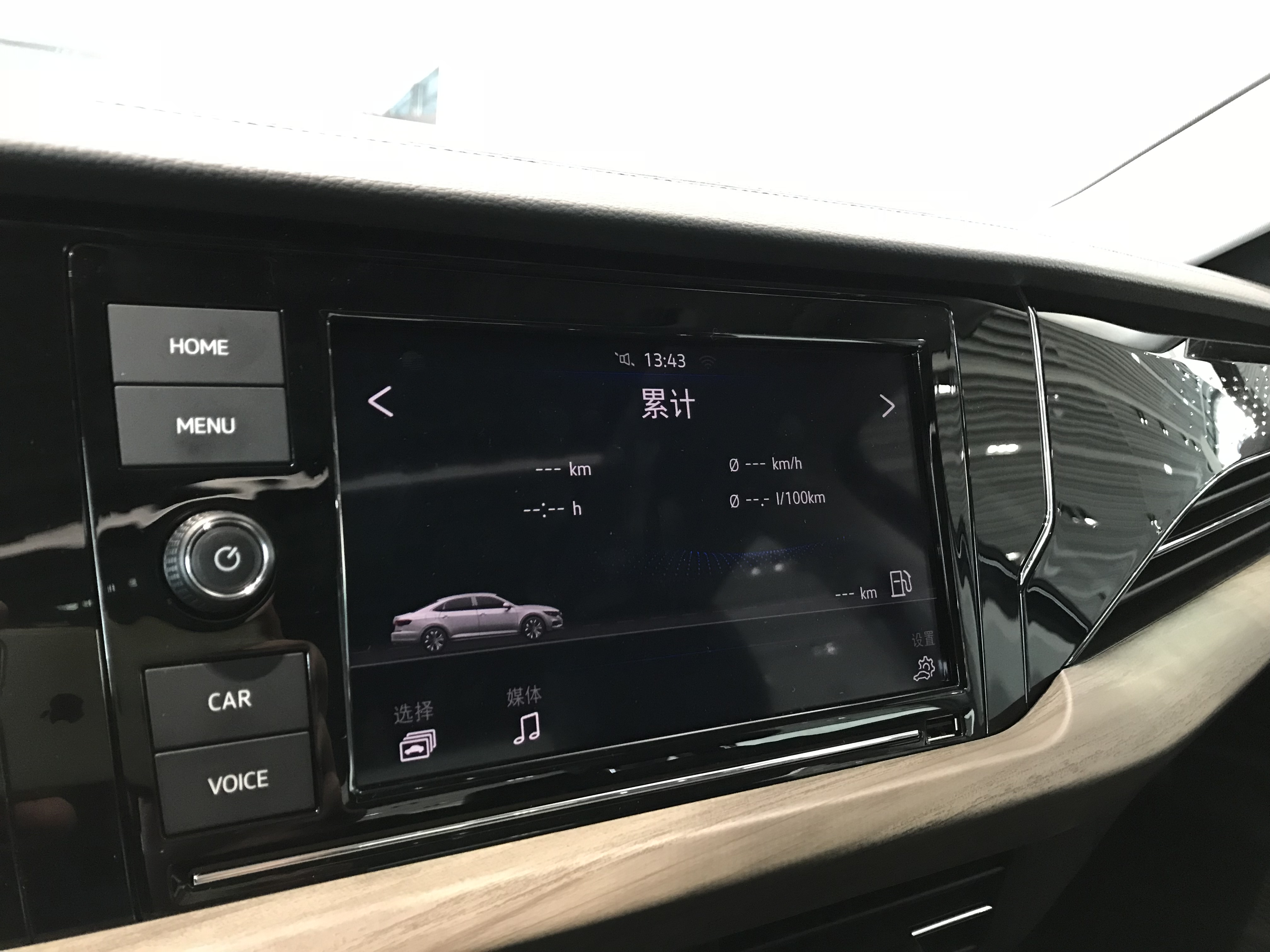 新款帕萨特后排对比迈腾后排空间,静态体验迈巴赫