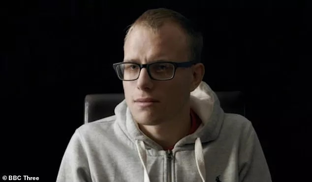 22岁女孩遭教练虐待,足球教练虐待儿童