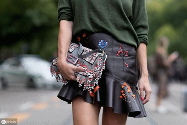 时髦单品“皮裙”，学会选款+搭配，让你的穿搭性感与时尚并存