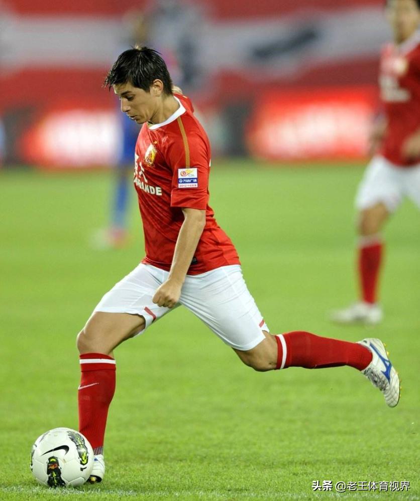 前国脚宣布退役足坛曝出猛料,足球先生退役