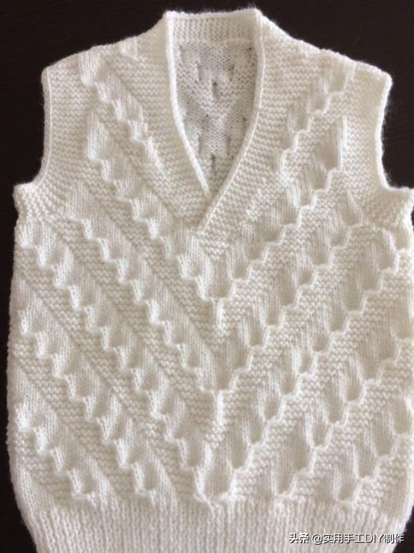 女士开衫背心毛衣款式图解,织鸡心领背心毛衣教程与图解