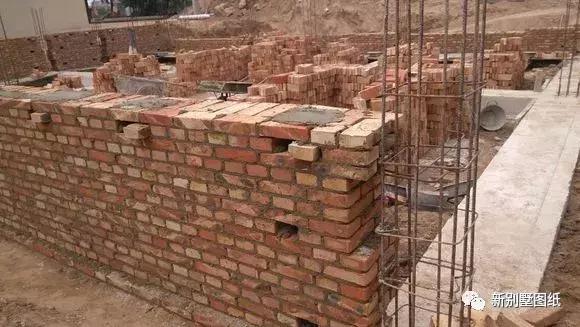 小伙盖三层农村别墅，占地150平米只花不到50万，你觉得怎么样？