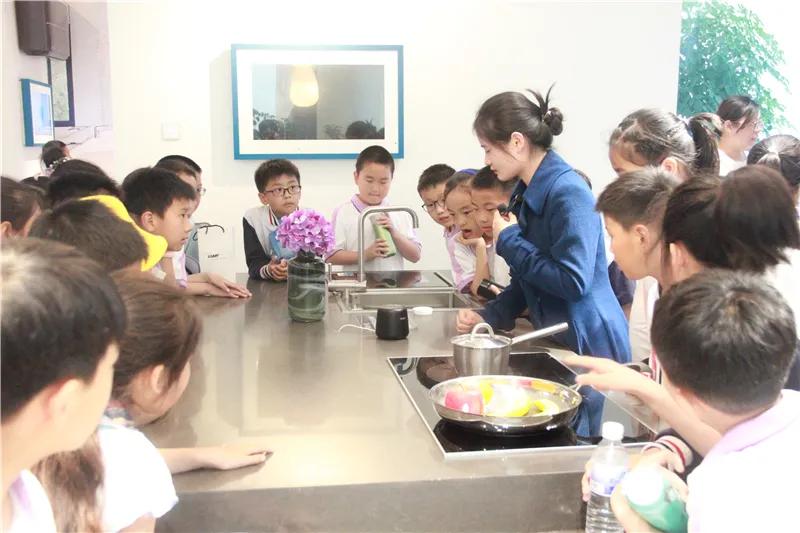 让教育和生活相连——青岛枣山小学开展年级研究性学习活动