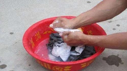 夏季白色衣服泛黄如何清洗,出汗衣服上有白色汗渍是什么原因