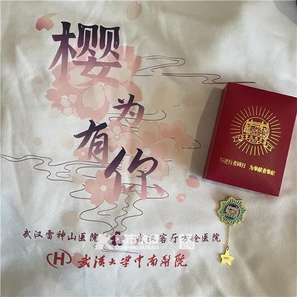 她在街头哽咽着唱了一首《萍聚》!浙江省人民医院部分援鄂医护再赴武汉,看樱花