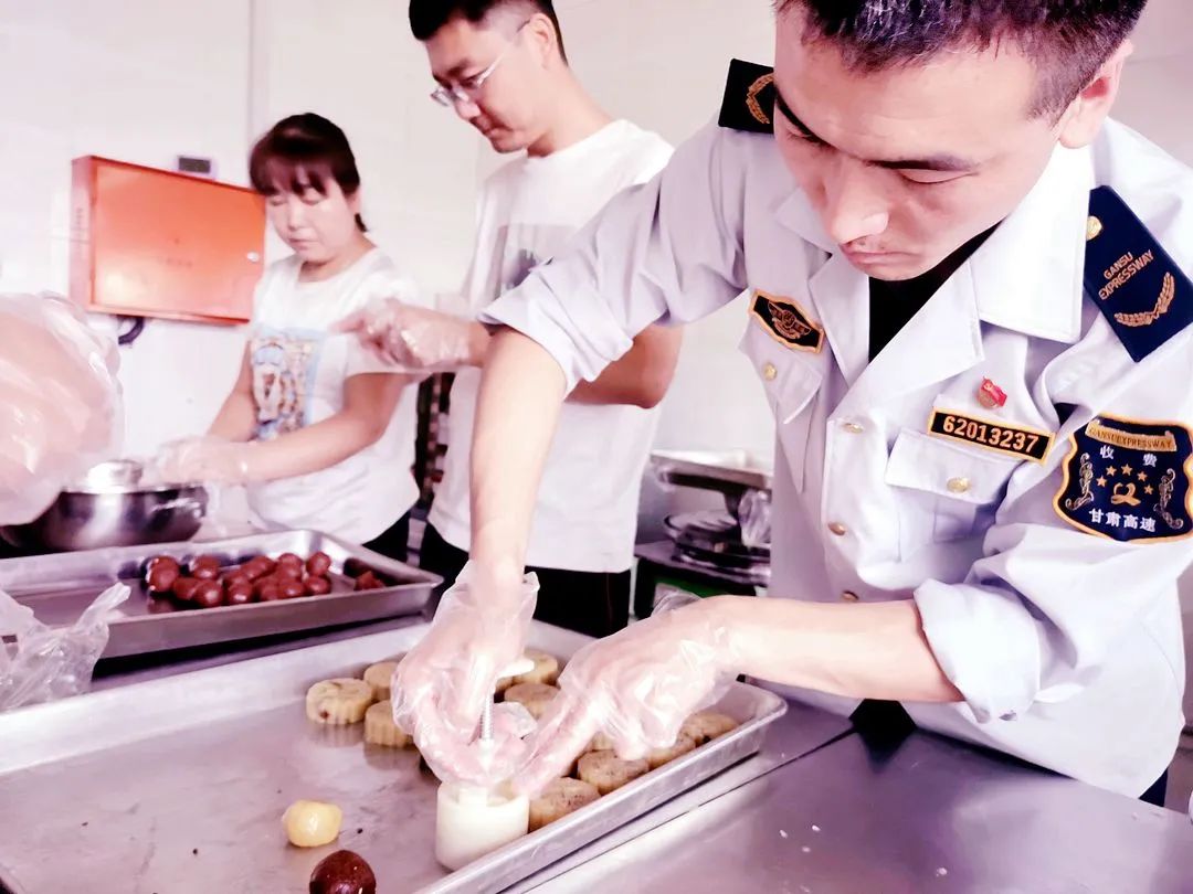 月满中秋，爱在“金苹果”——泾川收费所自制月饼情满一线暖人心