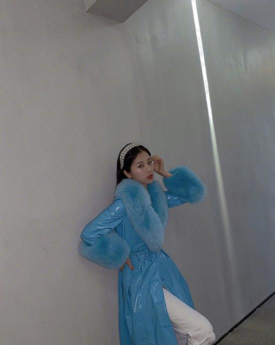 马卡龙穿搭虞书欣,虞书欣蓝色大衣穿搭