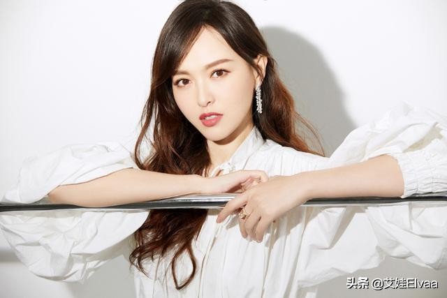 36岁的唐嫣身着粉嫩甜美亮相,唐嫣婚后首曝清新写真