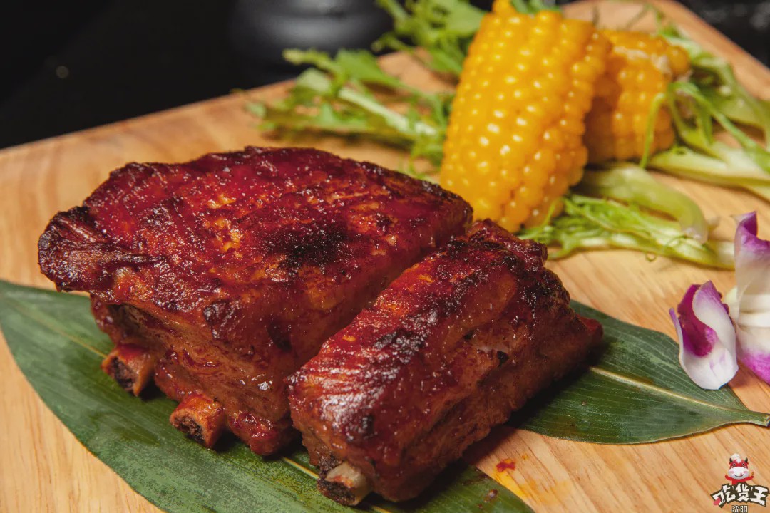 这家藏在居民楼里の「复古酒吧」，居然靠着“人气美食”上位？