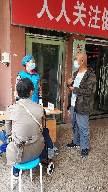 医院志愿者服务队,医院志愿者坚持上岗