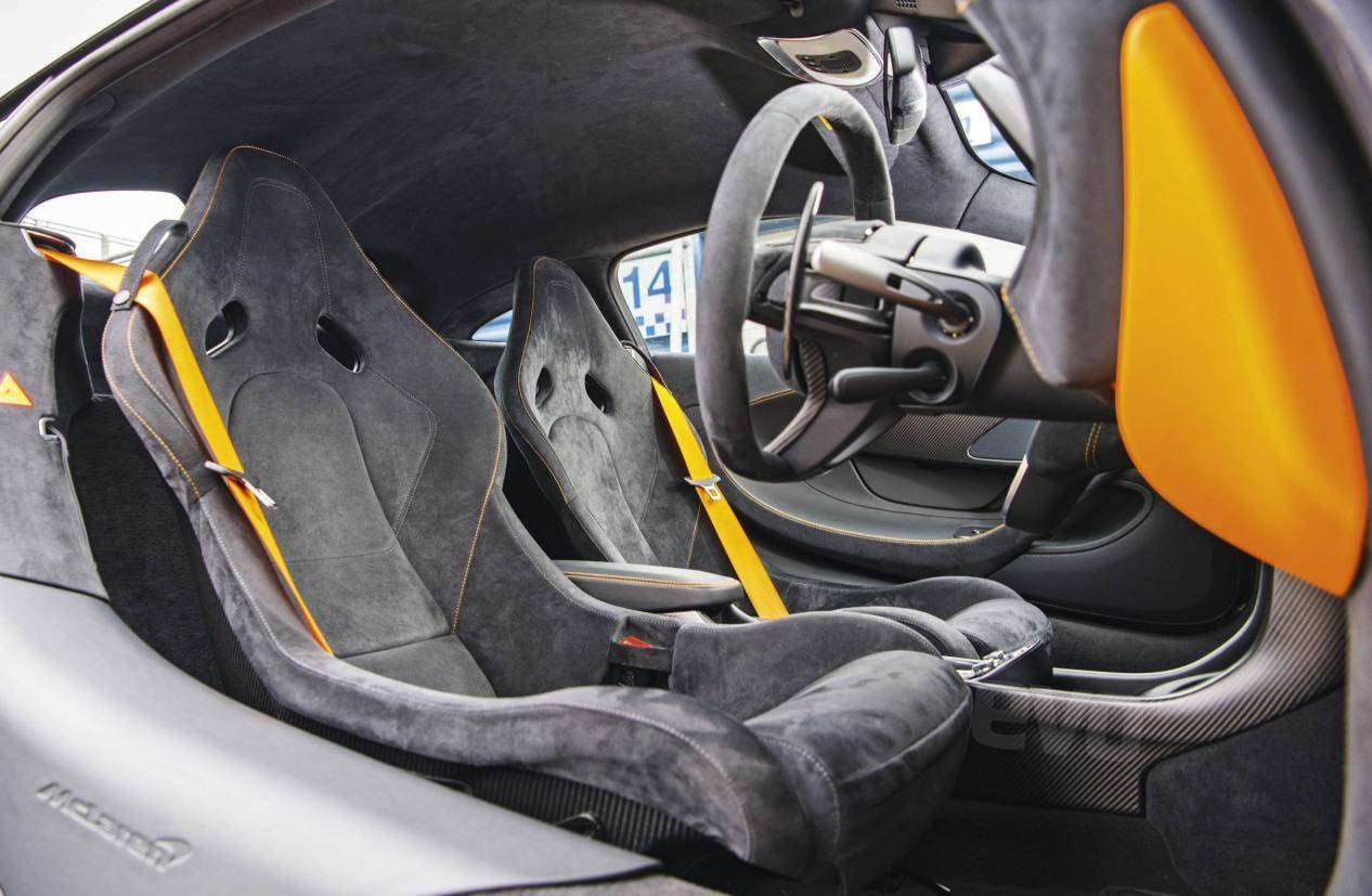 灰白色汽车内饰怎么打理,汽车内饰白色和橙色哪个好打理