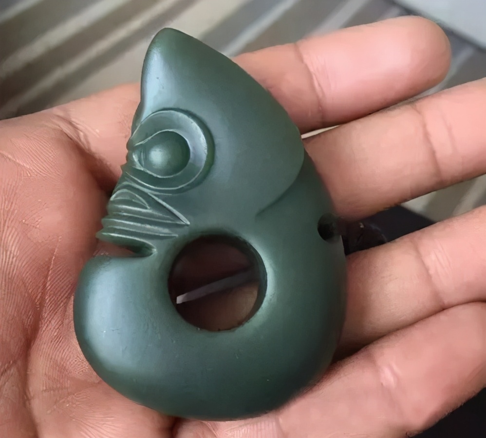 稀奇！亲戚从迪拜带回来的“翡翠”，放了几天，居然冒油了