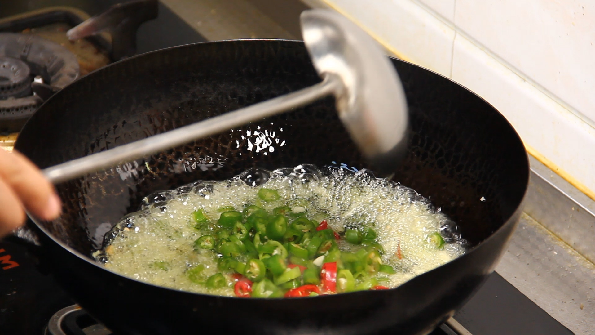 香菇牛肉酱二元一罐,香菇牛肉酱方便携带一小盒