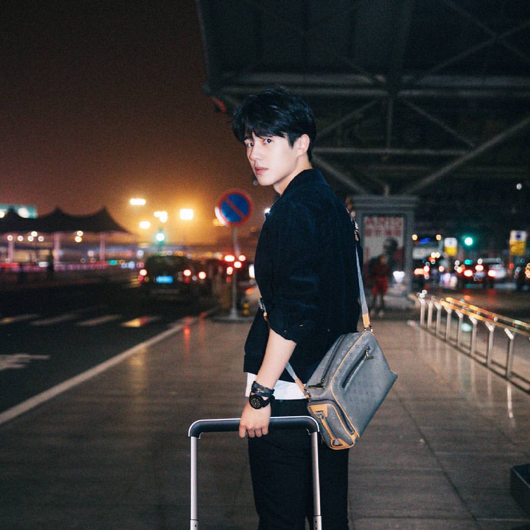 秋冬穿搭万花筒，王源的棒球衣，华晨宇正经穿衣服的样子见过没