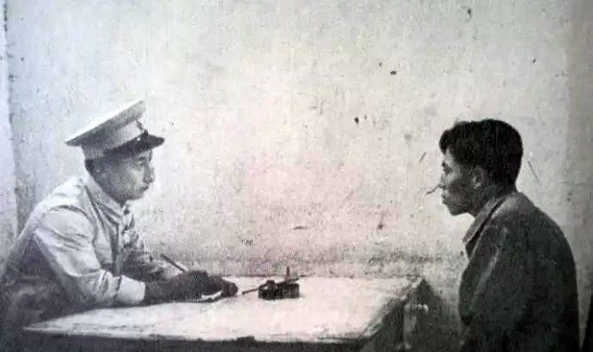 1951年，兰州电影院一检票员因与观众吵架而暴露身份，被判处决