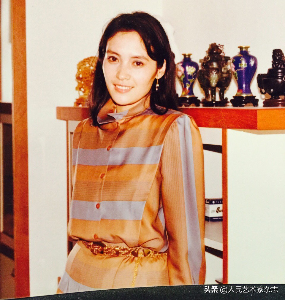 她是80年代长影厂当家花旦，19岁因报幕被选中出演平原游击队，中年无戏可拍，复出电影由钟南山担任顾问