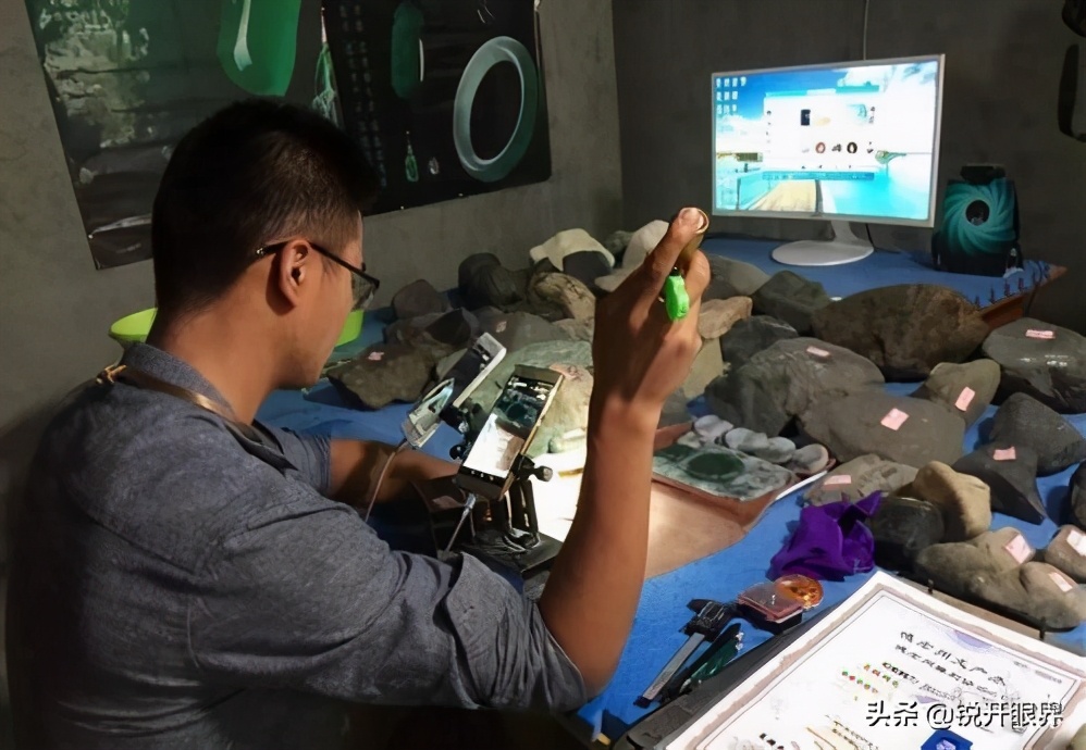 直播的翡翠怎么那么便宜是真的吗,直播间便宜的翡翠是什么材质