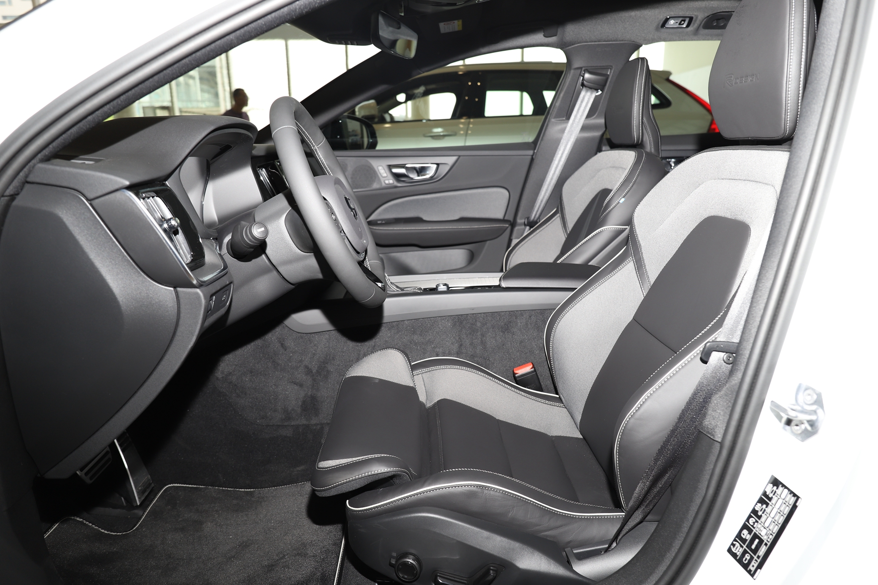 沃尔沃v60是旅行车还是旅行轿车,沃尔沃v60旅行选哪个版本