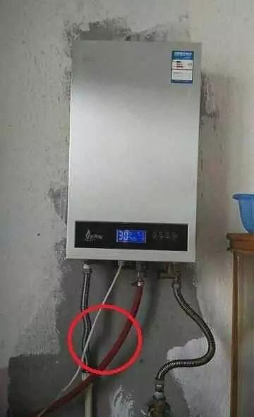热水器下面一个管漏了怎么更换,热水器下边的管子断了
