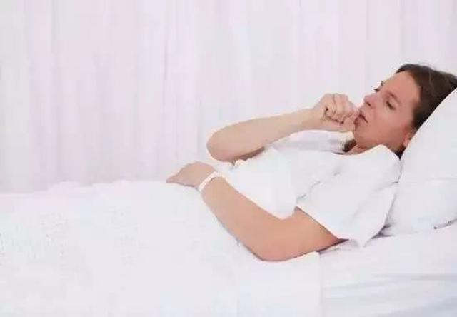 女孩不慎崴了脚,女孩崴脚