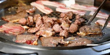 人山人海来吃肉，大哥小弟都说香