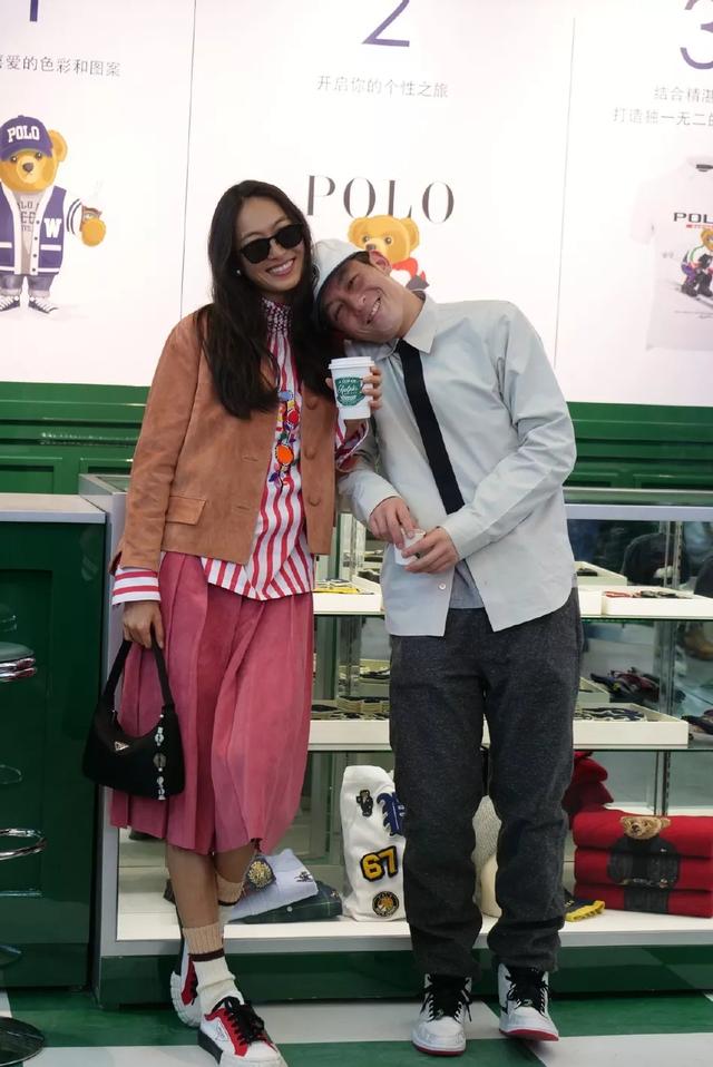 陈冠希罕见晒一家三口全家福,陈冠希颜值回春与粉丝亲密合照