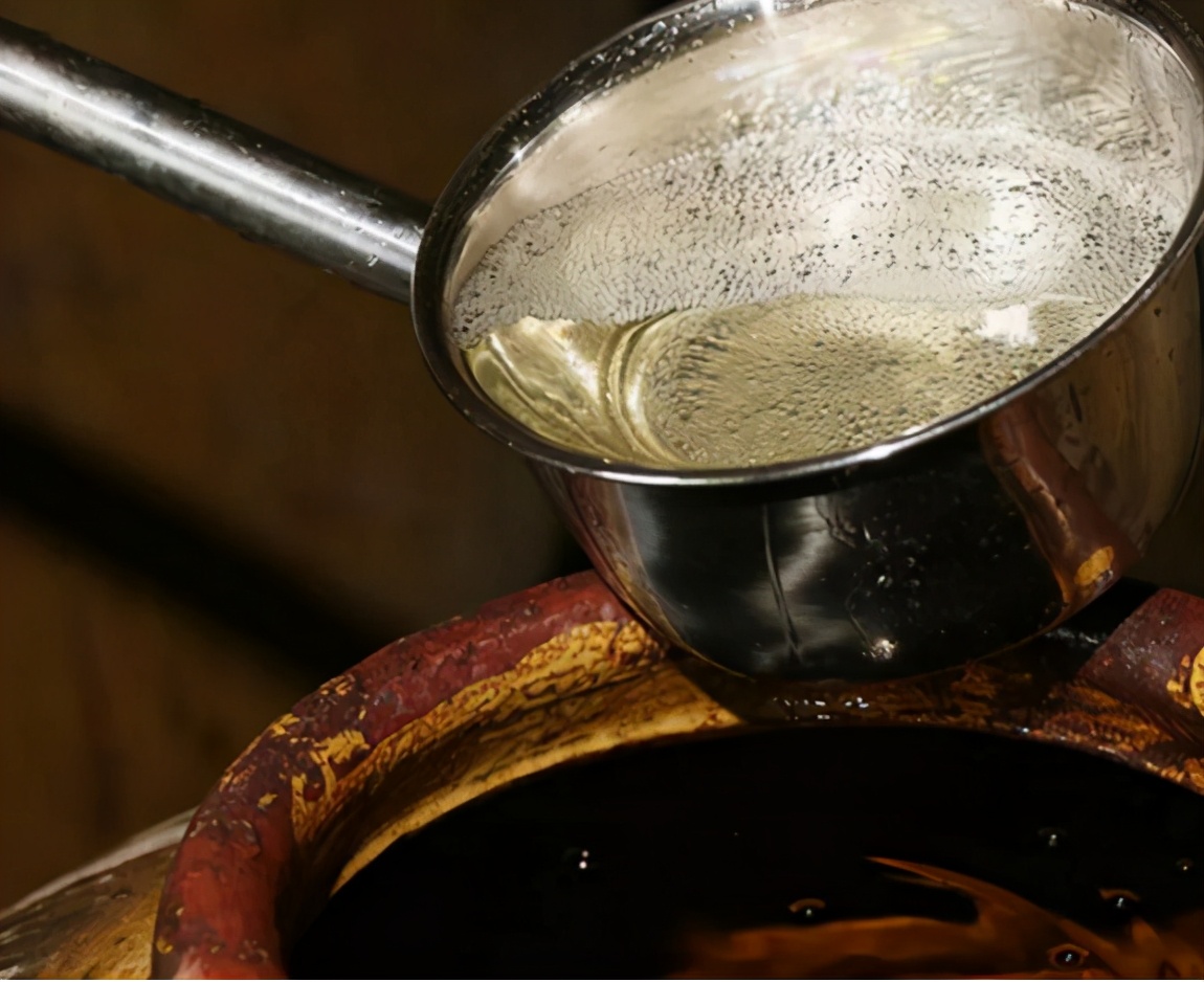 一口茅台一辆奔驰,一口下去喝掉一辆奔驰