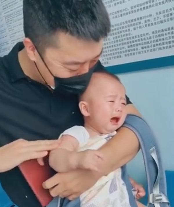 调皮宝爸带娃打预防针，出门后用手戳孩子手臂，孩子大哭模式启动