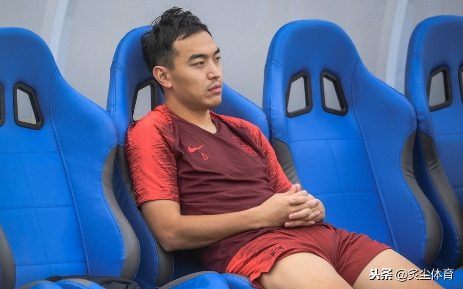 颜骏凌被进球后表情,颜骏凌失误被王刚铲进球门