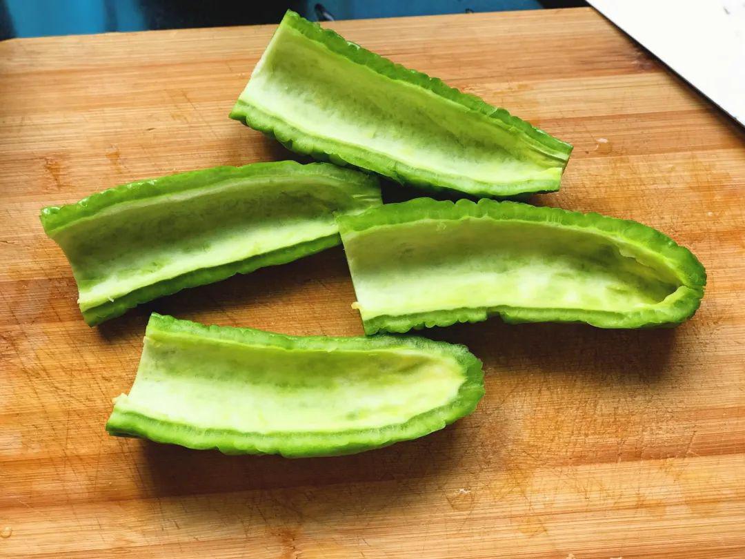 炒出来的苦瓜总是很苦？教你1招，去掉苦源，苦瓜一点也不苦