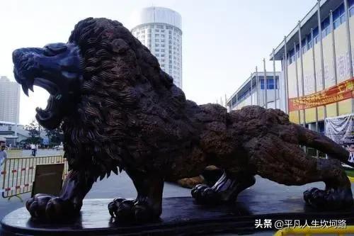 当初雕出15米雄狮根雕的广西男子,15米长东方雄狮根雕300万元拒卖