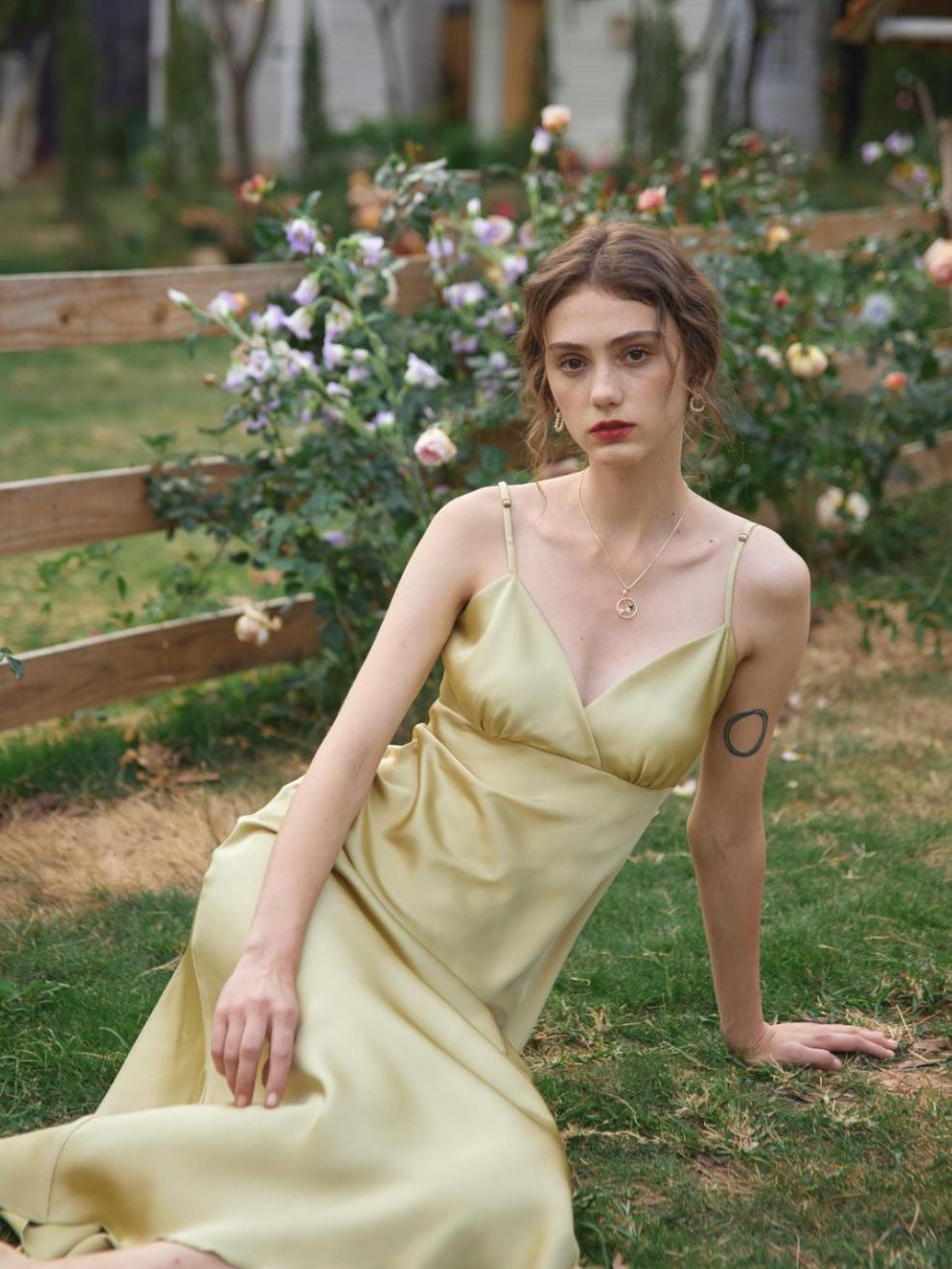 hanerjiav领褶皱碎花连衣裙,今年最流行高级感的碎花连衣裙