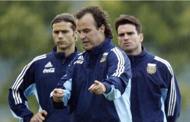 疯子贝尔萨简历,贝尔萨痴迷足球视频