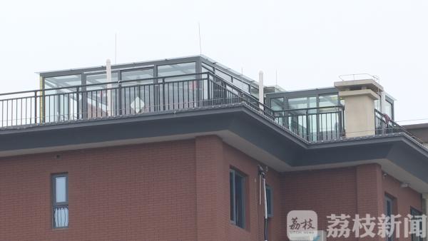 这个小区为何臭气熏天,透明的阳光房违建