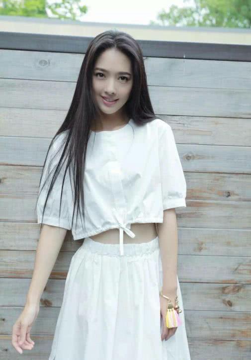 郭碧婷超大钻戒闪到我了，从“照骗”到真女神，34岁照样嫁豪门