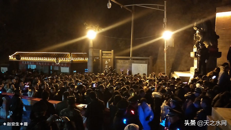 甘肃天水数万民众“上九朝观”祈福纳祥争烧头柱香！（组图）