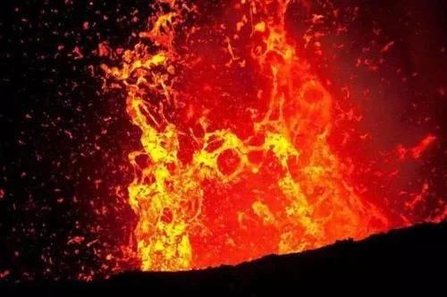 不小心掉进岩浆怎么办？仅有一种方法自救，这名士兵就曾死里逃生