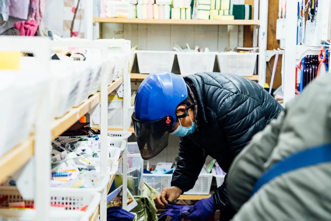 活着的两元店,2块钱能买啥?