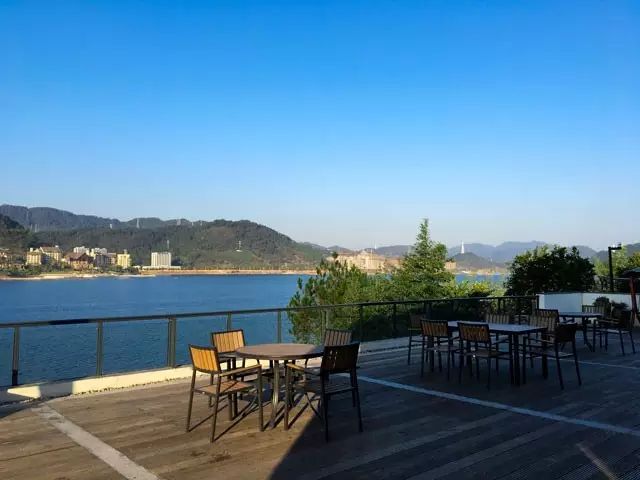 为钓鱼建房子,为了钓鱼在河边盖了房子