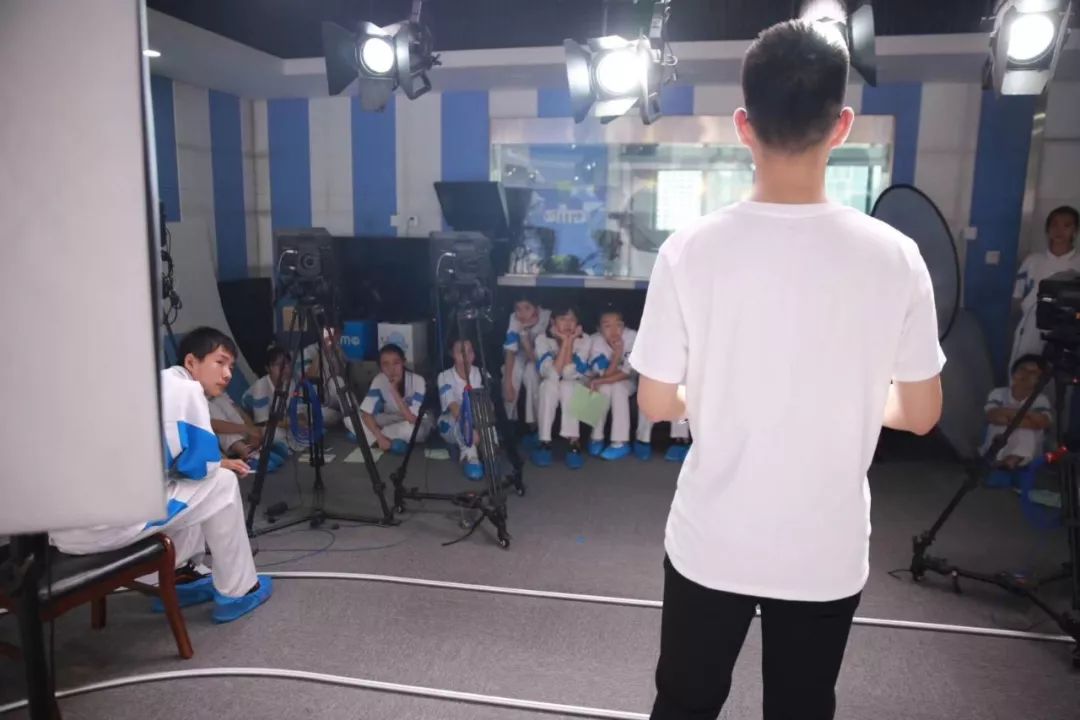 高新一中走出的“北大学长”郑方一，央视主持彰显五四青年风采！