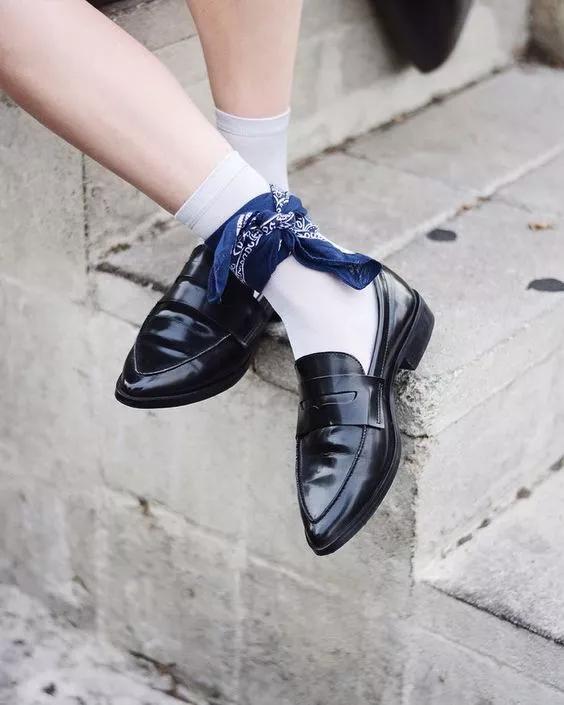 省买衣服钱了！18种丝巾系法，让你美翻整个春天！