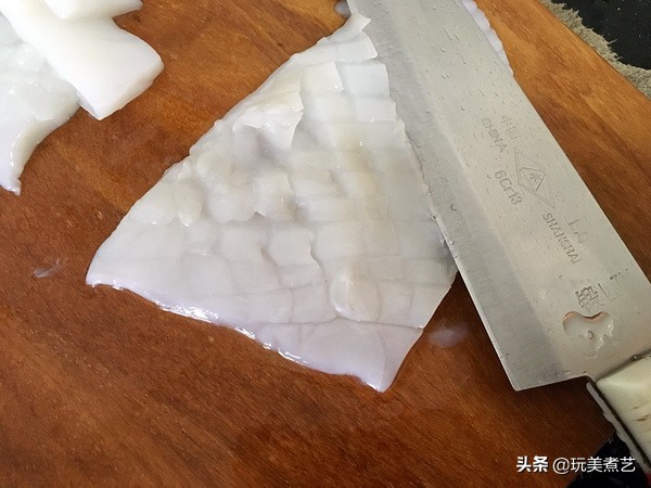 深藏不露的墨鱼，吐得你满脸污黑，抓拿归案，缤纷上桌