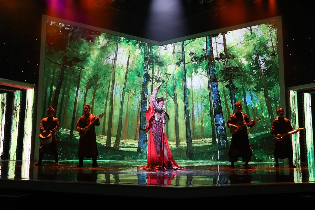 音乐会不按套路出牌：小毕哥现场吃起了大米饭，谢大脚跟着大爷学犁地