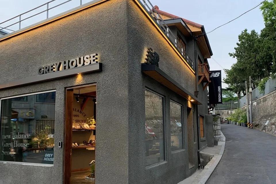 灰色运动鞋是什么梗,灰色运动鞋新百伦搭配