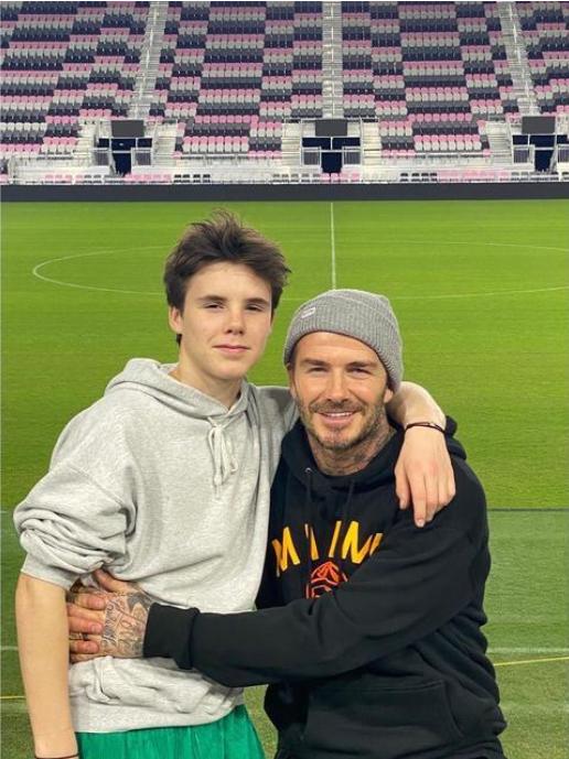 贝克汉姆抱孩子领孩子上街,贝克汉姆带儿子出现足球场