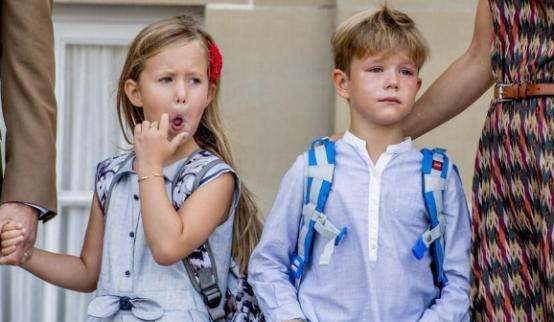 丹麦的“百年奇迹”龙凤胎8岁啦！网友：基因太好！做鬼脸都可爱