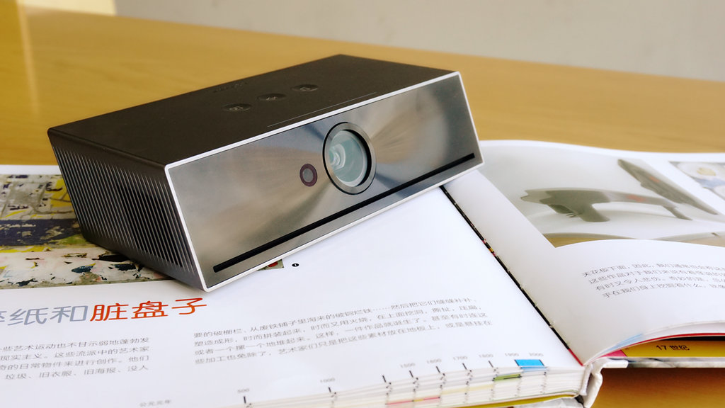 客厅用投影仪代替电视机好不好,客厅电视机和投影仪