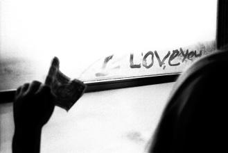 爱上了一个不该爱的人该怎么办,爱上一个不该爱的人难以割舍