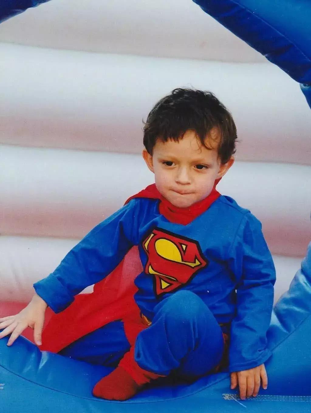 荷兰弟蜘蛛侠为什么可以爬墙呢,荷兰弟第一个反派