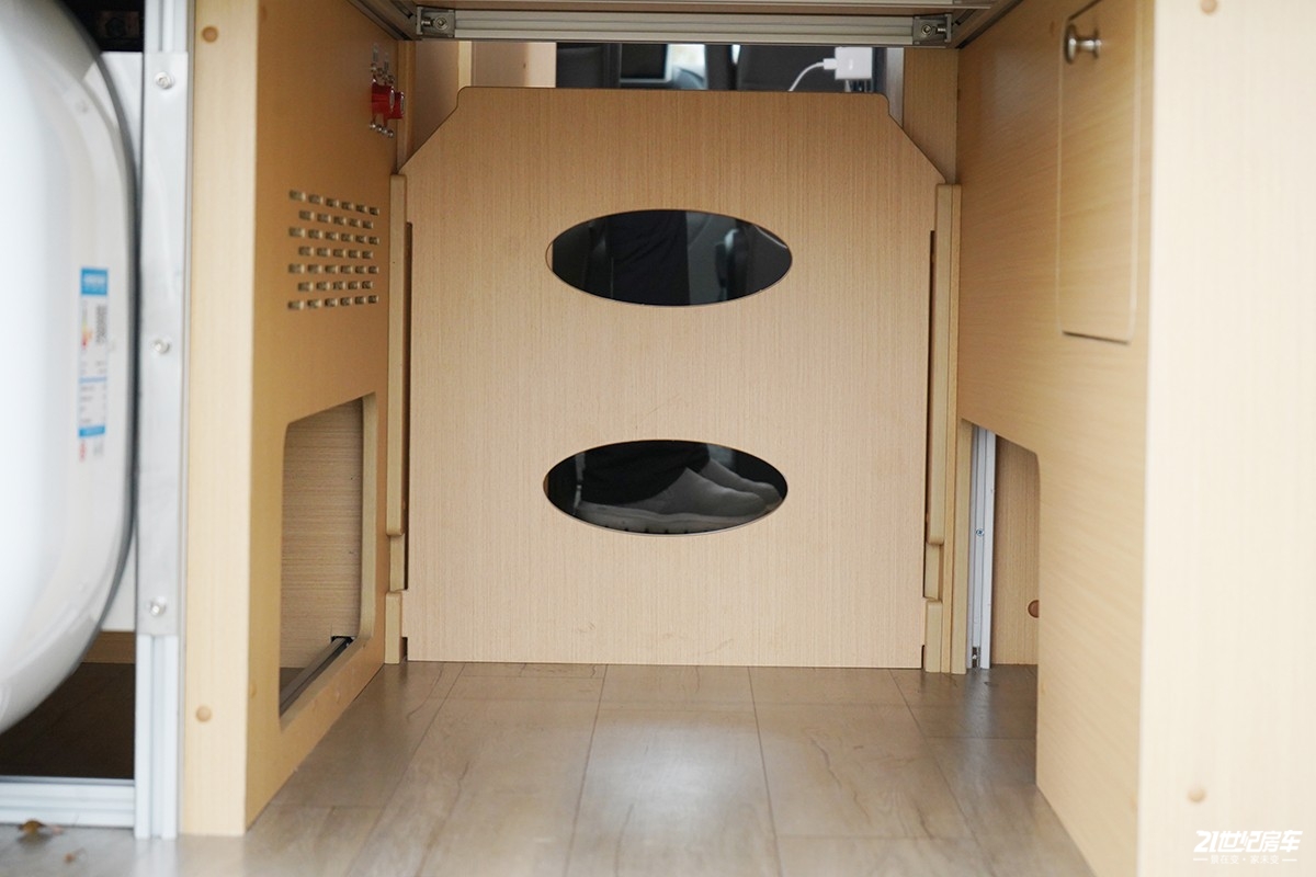 想要大空间？没门！恒温系统打造舒适二人世界，卫航V590B型房车